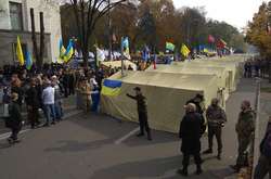 Під Радою зібралося близько 700 активістів