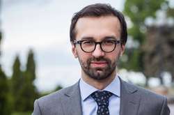 «Жесть» медреформы: Нардеп Лещенко одел в Раду разноцветные носки 