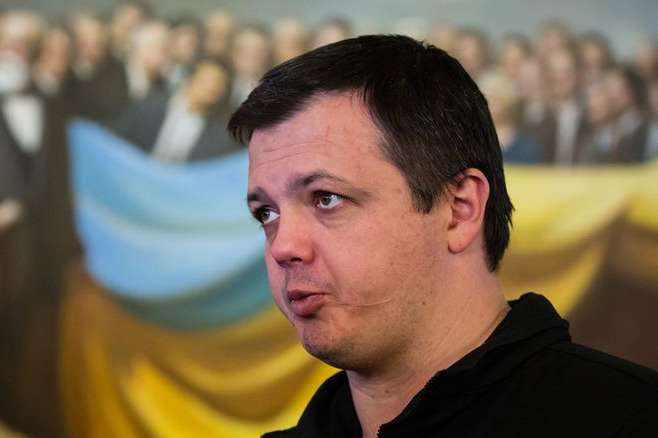 Семенченко склав список політиків, які дискредитують протест під парламентом