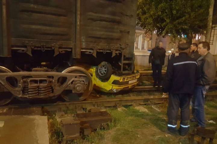 В Одессе поезд раздавил автомобиль нарушителя ПДД