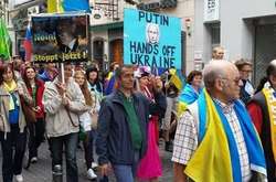  Мітинг у Німеччині на підтримку України. Кемаль Кутан у центрі світлини з плакатом &laquo;Путін, прибери руки від України&raquo; 