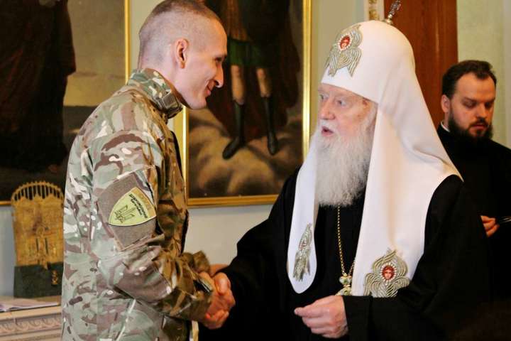 Патріарх Філарет нагородив російських добровольців, які воювали за Україну в зоні АТО