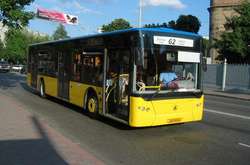 Зміни в роботі громадського транспорту, який працює у центрі Києва, подовжено