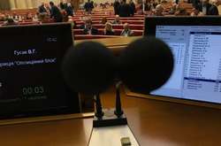 Нардепів змусять заплатити за понівечені мікрофони по 9 тисяч за кожний