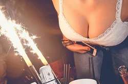 Красиві дівчата та дорогі автомобілі. Як проводить час золота молодь Греції