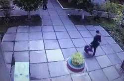 В мережі оприлюднили відео викрадення двомісячної дівчинки у Києві