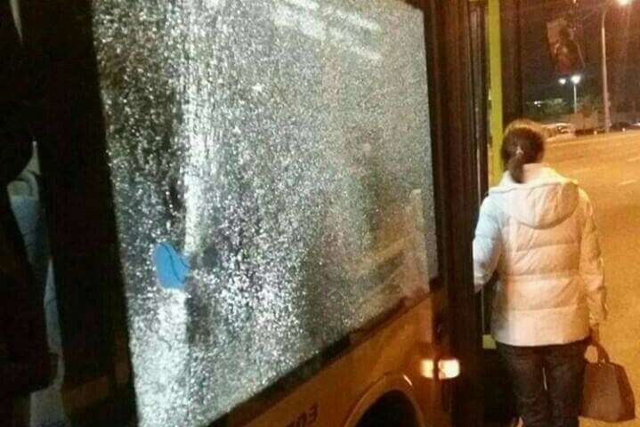 У Києві невідомі жбурнули камінням у вікно автобуса, поранивши жінку
