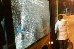 У Києві невідомі жбурнули камінням у вікно автобуса, поранивши жінку