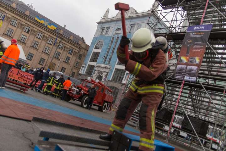 У Києві відбулися перші в Україні змагання серед пожежних-рятувальників