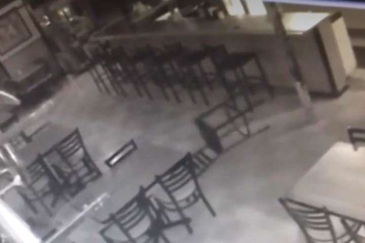 В американському ресторані камери відеоспостереження зафіксували витівки «привида»