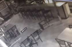 В американському ресторані камери відеоспостереження зафіксували витівки «привида»