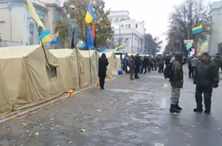 Протест під Верховною Радою: Тисяча правоохоронців охороняє трьохсот мітингувальників