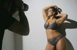 В шубе и нижнем белье: Популярная рlus-size модель опубликовала пикантные фото 