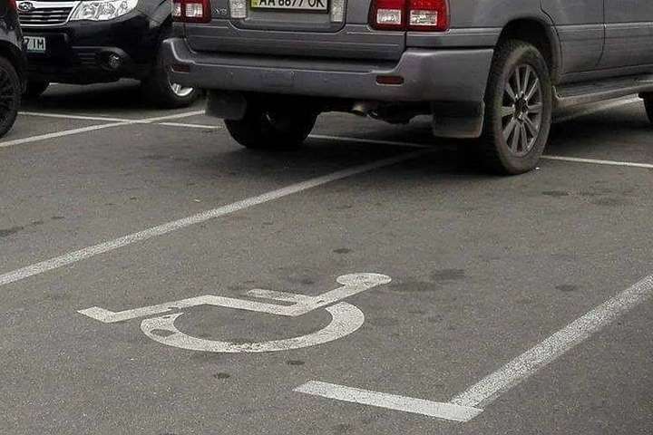 Герой парковки, або Як припаркувати автівку на чотири місця (фотофакт)