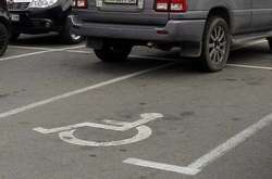 Герой парковки, або Як припаркувати автівку на чотири місця (фотофакт)