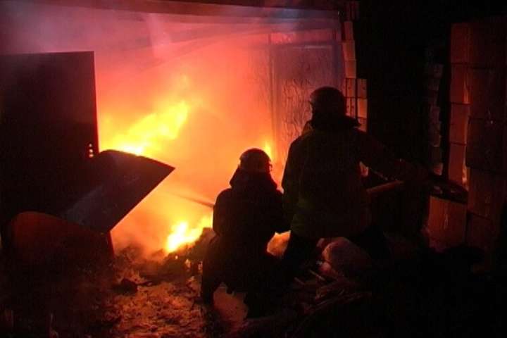 У Подільському районі столиці вогнеборці гасили пожежу у гаражі