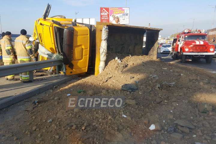 Масштабное ДТП в Киеве: грузовик перевернулся, маршрутка разбита 