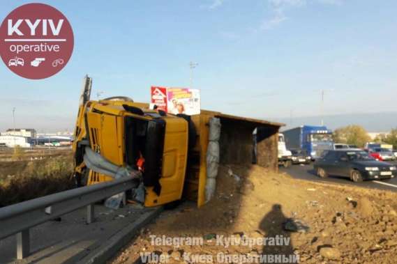 У Києві автобус врізався у вантажівку і самоскид