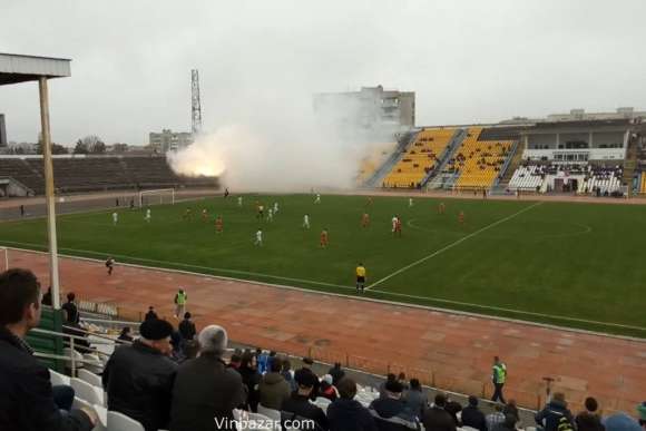 Матч Другої ліги у Вінниці переривали через димову завісу (відео)