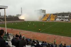 Матч Другої ліги у Вінниці переривали через димову завісу (відео)