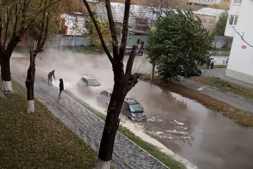 В Киеве кипяток залил припаркованные авто (видео)