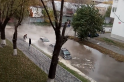 В Киеве кипяток залил припаркованные авто (видео)