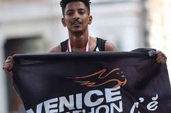 Спортсмен победил в марафоне из-за курьёза с мотоциклистом