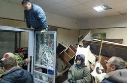 Через дії активістів у Святошинському суді нібито було зірвано засідання у справі вбивств на Майдані