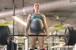 Пауэрлифтерша на восьмом месяце беременности поднимает штангу весом 125 кг