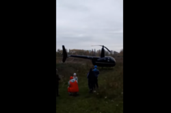 Чернигов взбудоражил вертолет, приземлившийся возле остановки (видео)