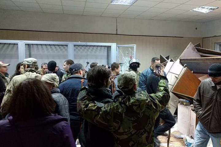 Мінінформполітики звернулось до ГПУ та СБУ через побиття журналістів у суді Києва