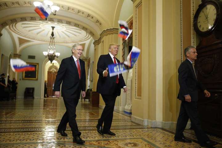 У США протестувальник закидав Трампа прапорами Росії