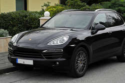 У Києві на Печерську розбирають «на сувеніри» покинутий Porsche Cayenne