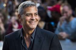 Джордж Клуни носит ботинки на платформе, чтобы казаться выше