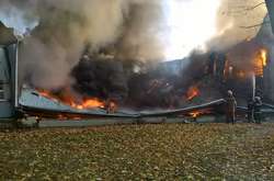 На Київщині не можуть загасити пожежу у школі