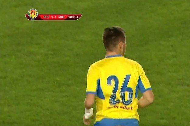 У Румунії на професійному рівні дебютував футболіст без частини руки (фото)