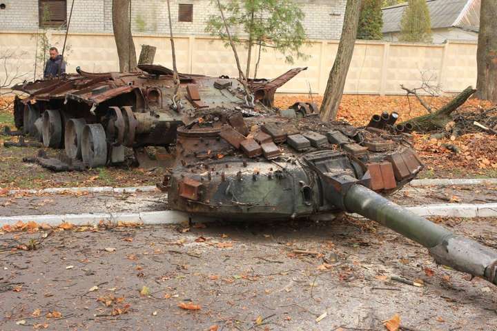 У Чернігів привезли російський танк, який військові підбили у зоні АТО 