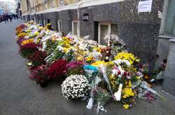 Место смертельного ДТП в Харькове превратили в «мемориал из цветов» (фото)