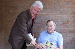 Президент США Буш-старший извинился за сексуальные домогательства