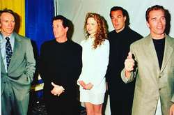 Сталлоне, Шварценеггер, Кидман – легенды Голливуда сфотографировались на фоне украинского флага