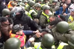 Подозреваемого в избиении полицейского под Радой арестовали