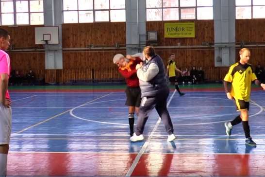 Тренер відправив арбітра у нокаут в матчі українських футзальних команд (відео)