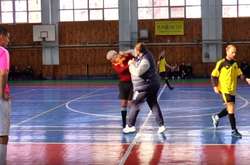 Тренер відправив арбітра у нокаут в матчі українських футзальних команд (відео)