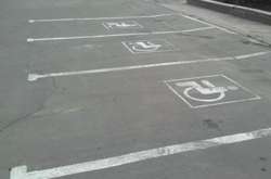 Відсьогодні зросли штрафи за паркування на місцях для інвалідів