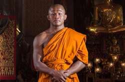 Чемпион мира по тайскому боксу стал буддийским монахом и героем фотожаб
