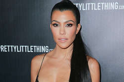 Кортни Кардашьян в очень коротком мини представила свою коллекцию одежды