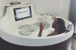 Літаки, дорогі авто та колекційний одяг. Як живе золота молодь Нігерії