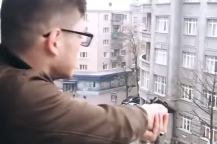 Молодик у Харкові порозважався стріляниною з балкона: хлопцю загрожує до семи років тюрми 