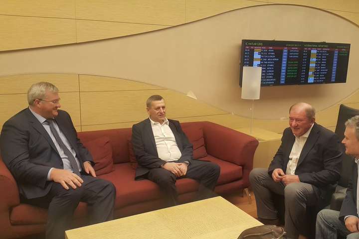 Посол України в Туреччині провів Умерова і Чийгоза на літак до Києва
