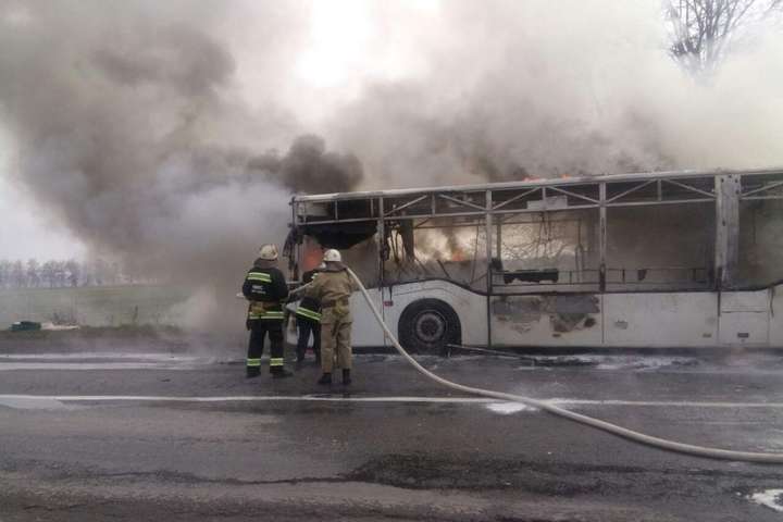 На Вінниччині пасажирський автобус раптом загорівся під час руху 